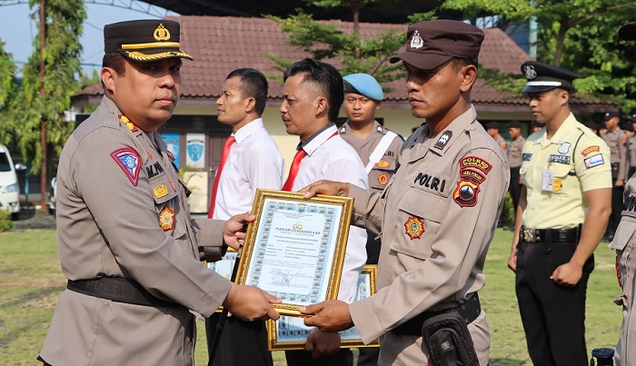 Kapolres Demak Beri Penghargaan kepada Anggota Berprestasi dan Satpam