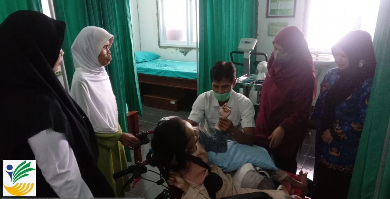 Penyandang Disabilitas Fisik Mendapat Kursi Roda Adaptif dari Kemensos
