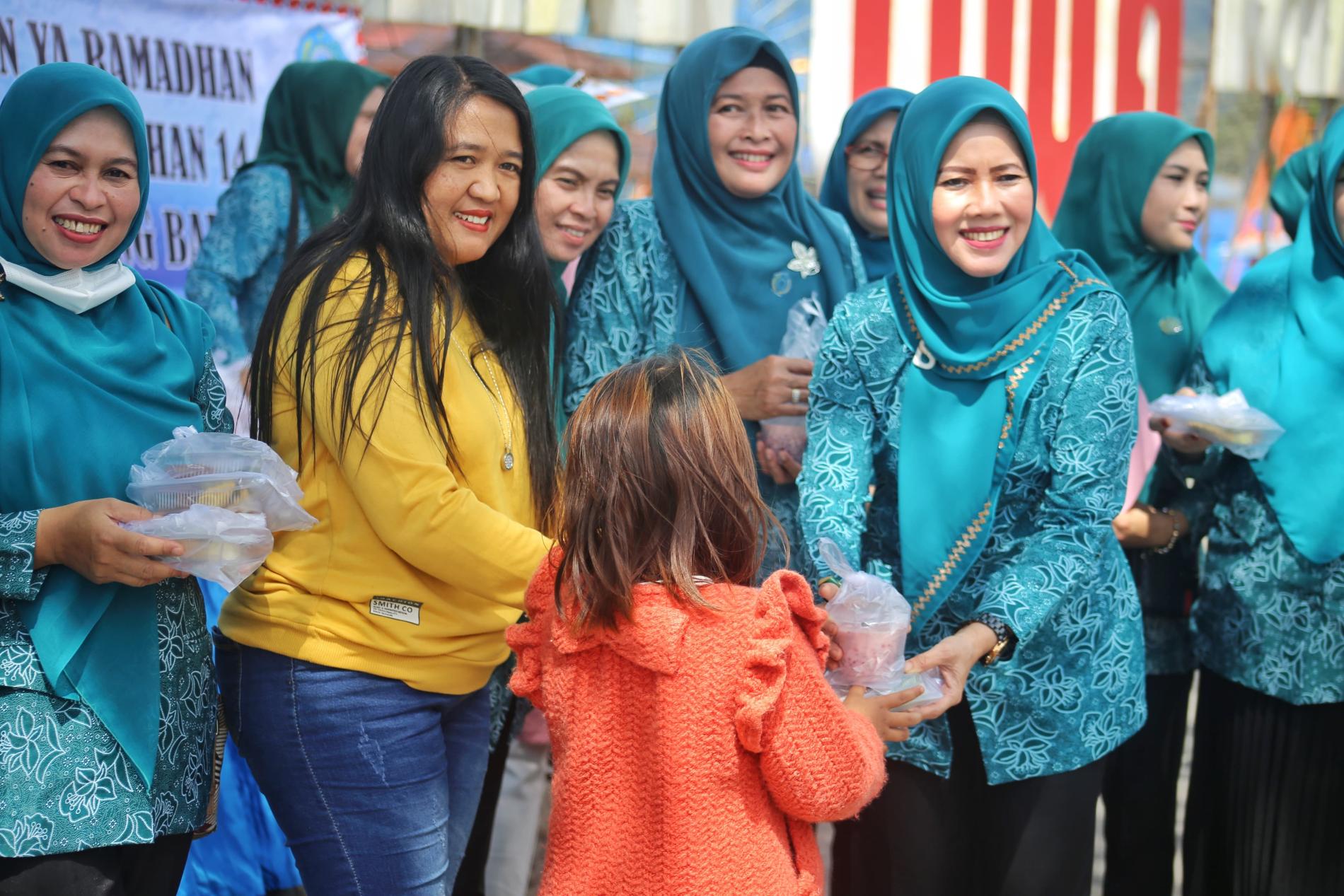 TP PKK Kab. Lambar Bagikan 400 Takjil Kepada Pengguna Jalan