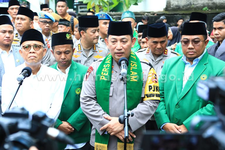 Tebar Kebaikan Idul Fitri 1445 H, Kapolri Beri Bantuan Sembako ke Persatuan Umat Islam