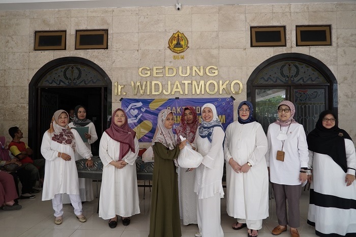 Gelar Bakti Sosial, Ikatan Ibu-ibu USM Bagikan Paket Sembako