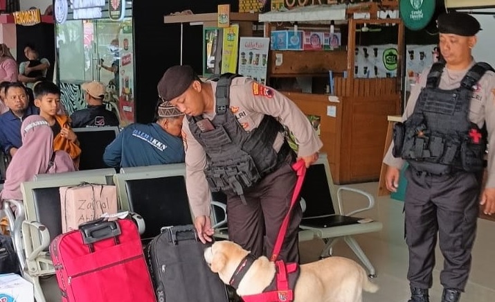Unit Satwa K-9 Polrestabes Sterilkan Stasiun Tawang untuk Amankan Mudik Lebaran 2024