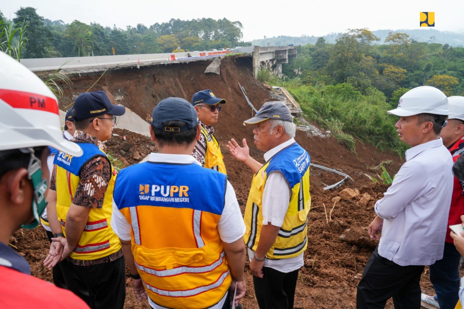 Penanganan Darurat Pasca Longsor Dimulai, Ruas Cigombong - Cibadak Diupayakan Tetap Dapat Fungsional Pada Mudik Lebaran 2024