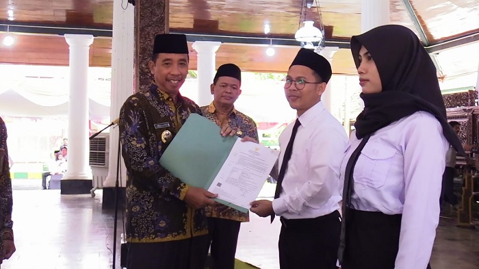 Bupati Rembang Serahkan SK PPPK untuk 751 Pegawai, Berharap Mereka Bisa Jadi Contoh