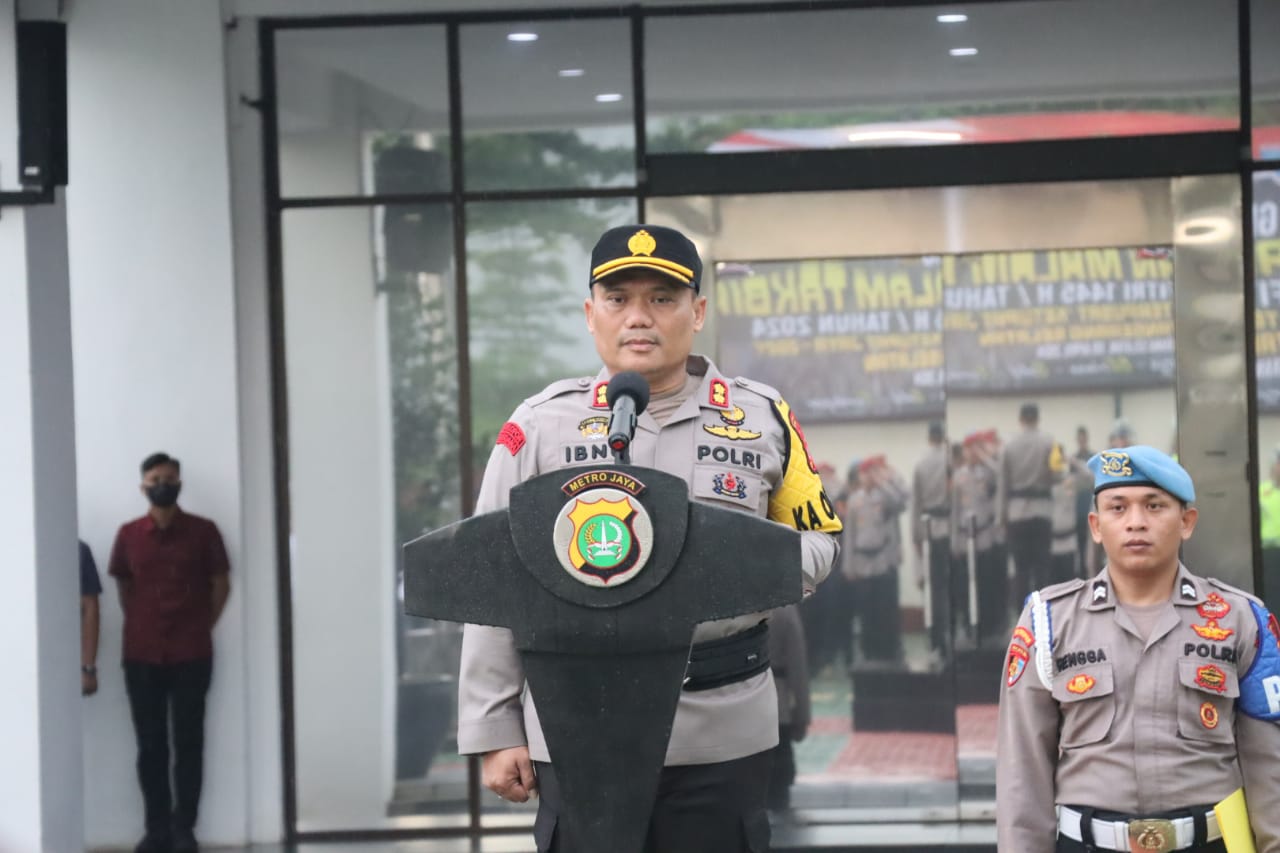 Personel Polres Tangsel Tetap Semangat Amankan Malam Takbiran Meskipun Diguyur Hujan