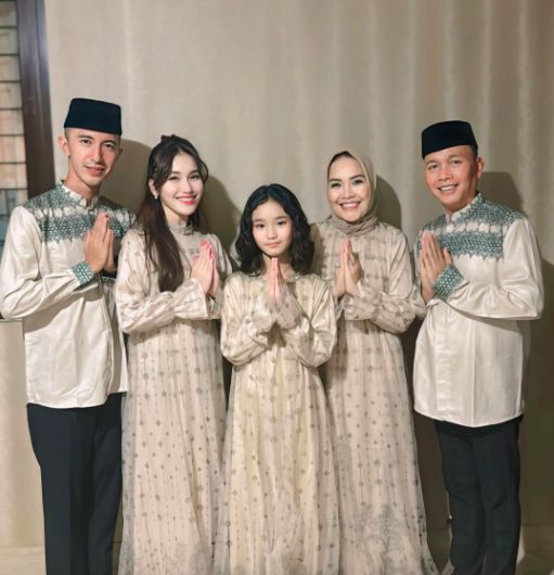 Potret Ayu Ting Ting dan Muhammad Fardhana Terlihat Serasi Rayakan Lebaran Bersama untuk Pertama Kalinya
