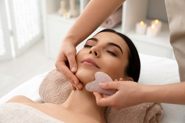 6 Manfaat Gua Sha untuk Wajah dan Cara Menggunakannya