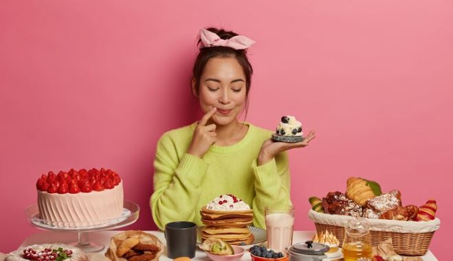 Berbahaya Makan Sebelum Tidur, Cek Mitos atau Fakta?