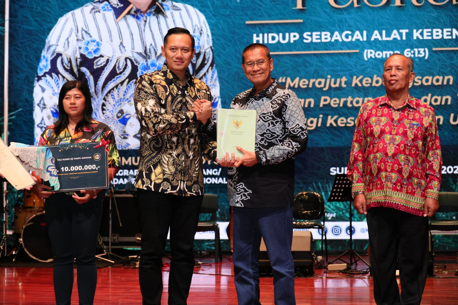 Menteri AHY Serahkan 16 Sertipikat Tanah Gereja di Wilayah Jawa Timur