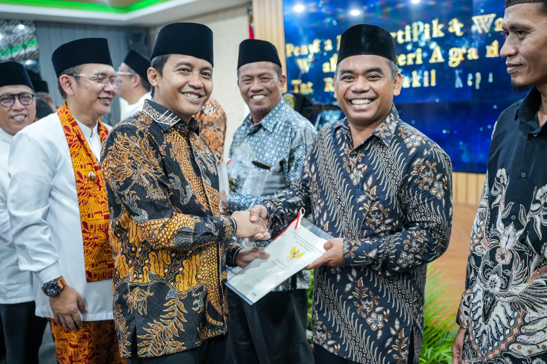 Serahkan Sertipikat Tanah Wakaf di Bekasi, Wamen ATR/Waka BPN: Hadir di Tengah Umat untuk Pastikan Tanah Tersertipikat