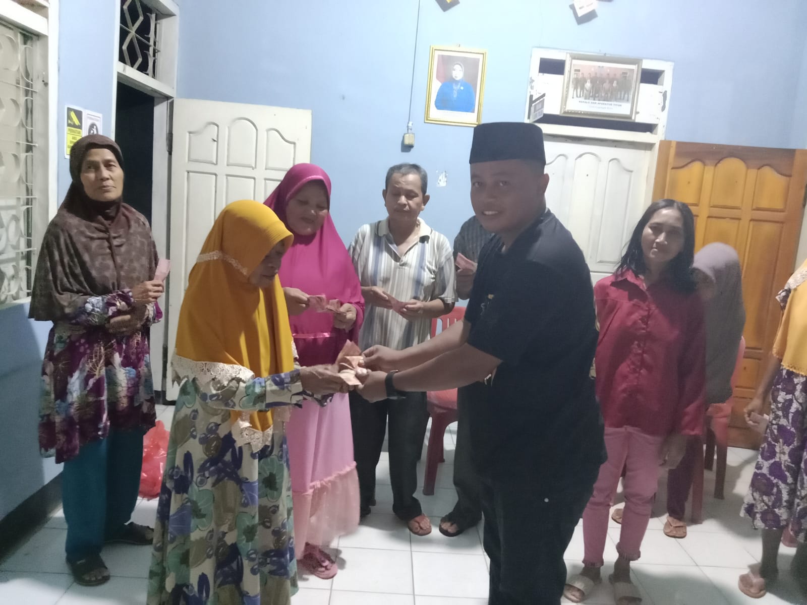 Kepala Tiyuh Kagungan Ratu Salurkan BLT DD Termin Pertama