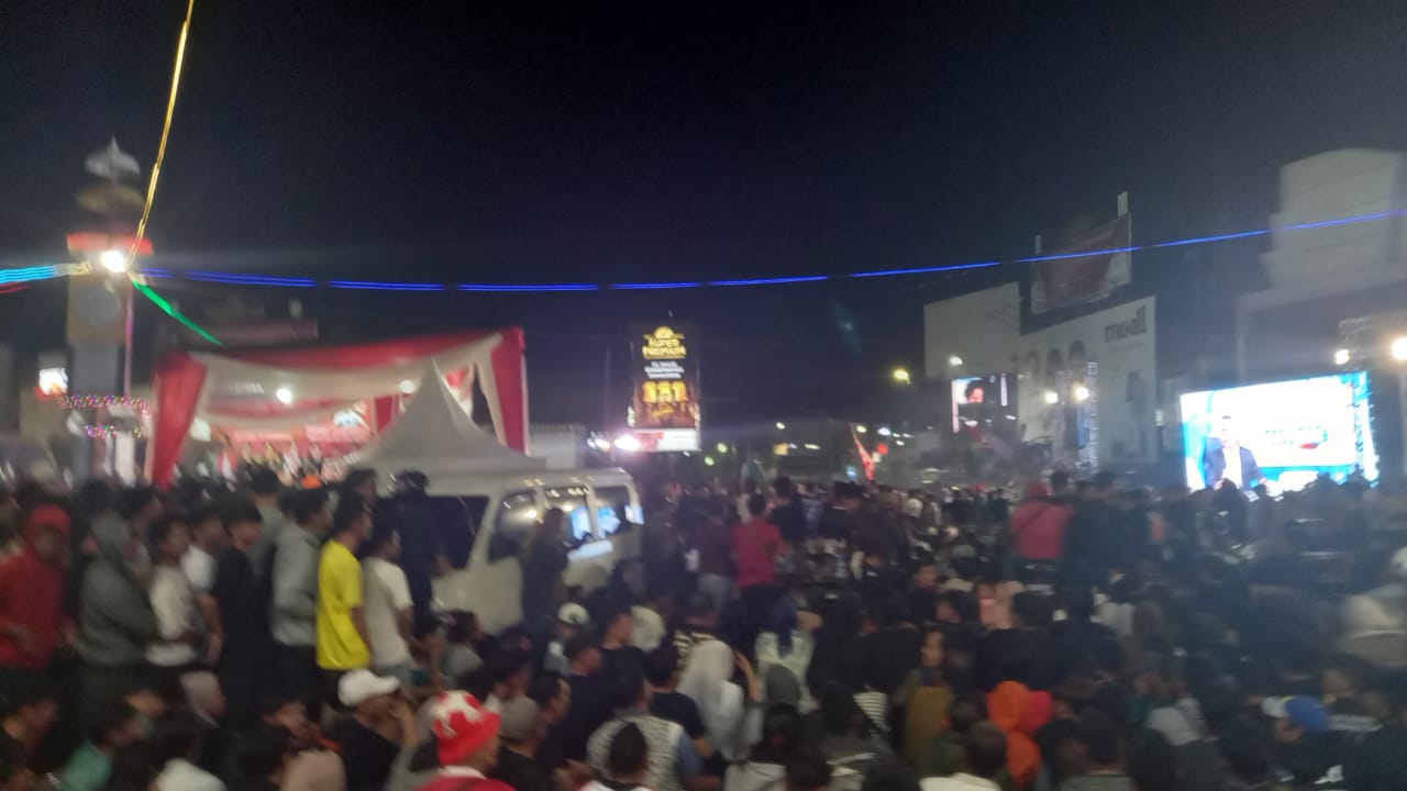 Bersama Wali Kota Eva, Warga Tumplek Nobar AFC U-23 di Tugu Adipura
