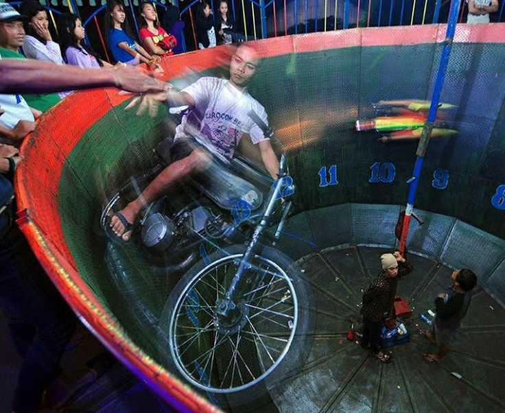 Kenapa Motor di Atraksi Tong Setan Tidak Terjatuh?