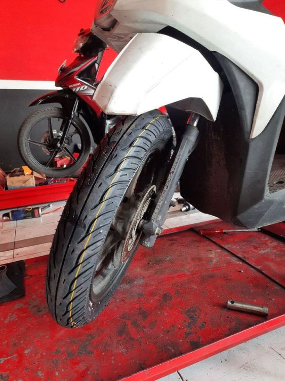 Mengapa Ban Motor Dibuat Beralur? Rahasia di Balik Keamanan dan Performa Berkendara