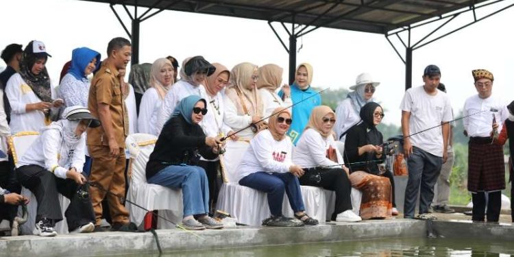 Meriahkan Hari Kartini dan Hari Jadi Provinsi Lampung ke- 60, TP PKK Provinsi Lampung Bekerja Sama dengan Pemprov Gelar Lomba Memancing dan Nyeruit Bareng