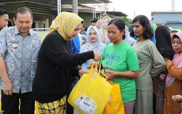 Riana Sari Arinal Berikan Bantuan Sembako Program Siger kepada Warga Terdampak Banjir