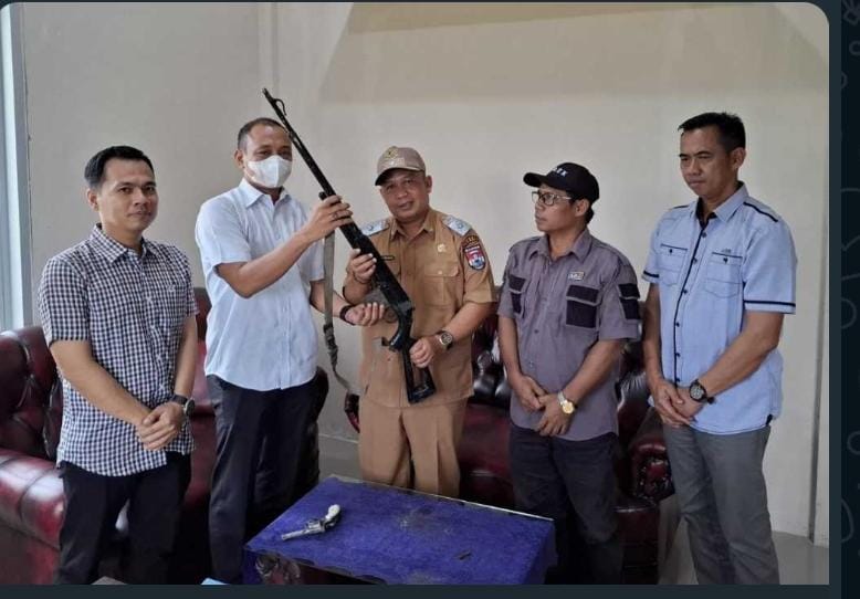 Dua Senpi Rakitan di Serahkan Kepala Desa Mulya Agung Ke Polres Mesuji