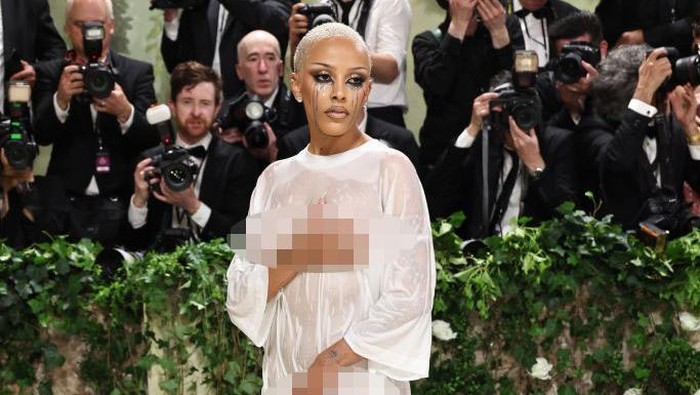 Pakai Baju Nyeleneh, Ini 4 Outfit Kontroversial Doja Cat Selama Pekan Met Gala