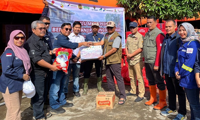 SKK Migas - KKKS Salurkan Bantuan ke Warga Terdampak Banjir dan Longsor di Sumbar