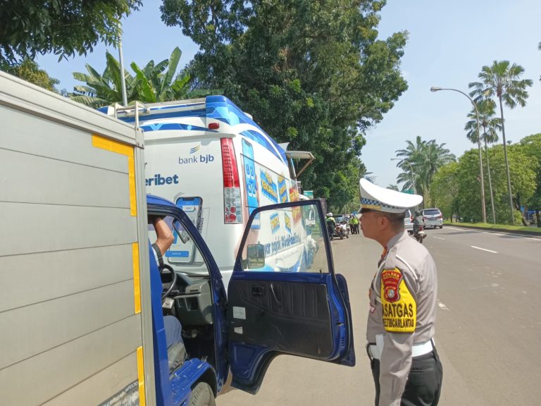 Kasat Lantas Polres Tangsel Tertibkan Parkir Liar di Kawasan BSD