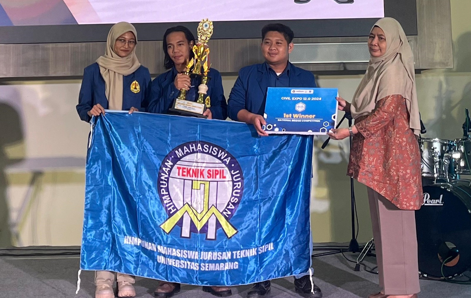 Tim Pramadana Sujama USM Juara Kompetisi Jembatan Nasional 2024