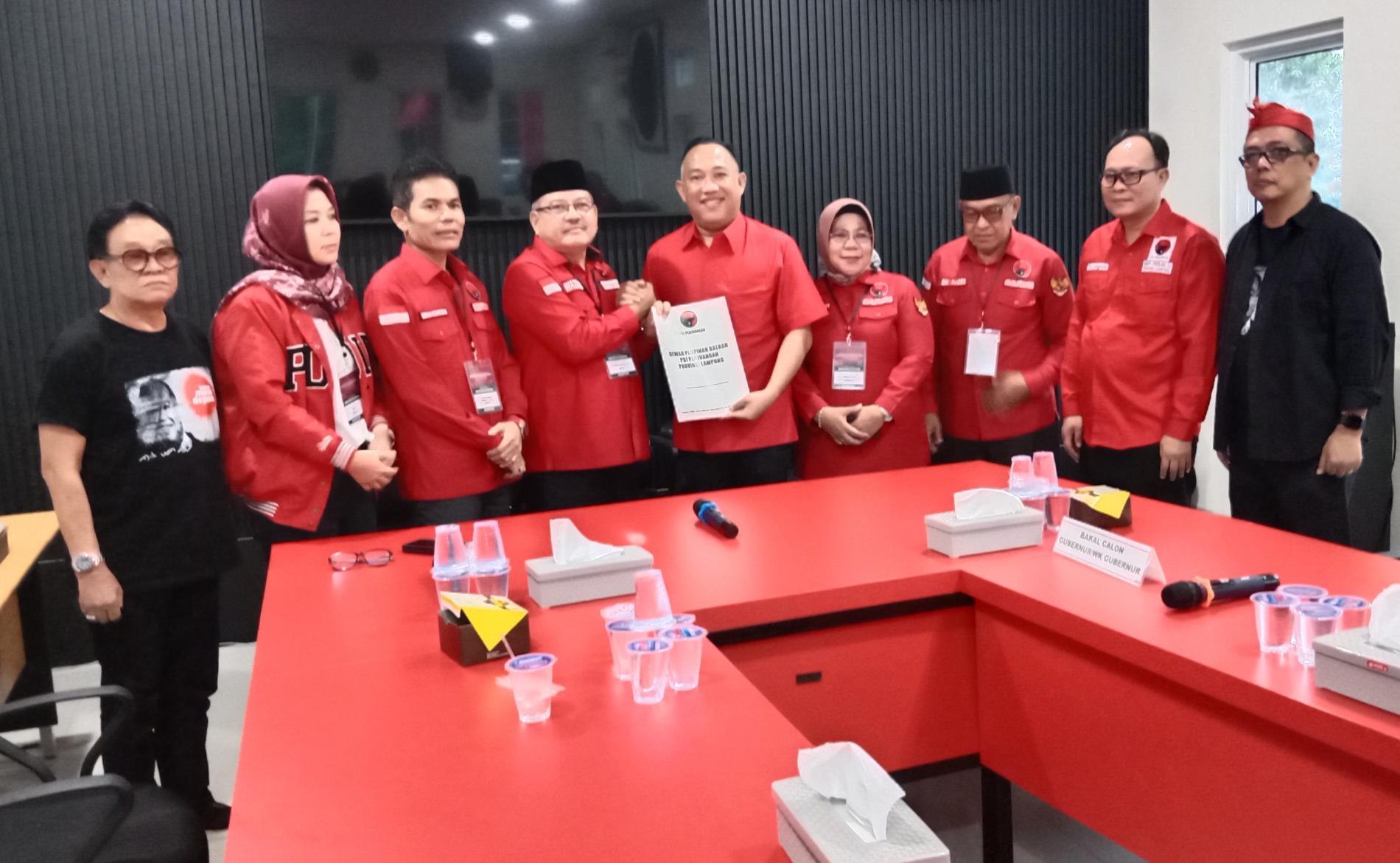 Umar Kembalikan Berkas Bacagub Baju Merah Tanpa Atribut PDIP