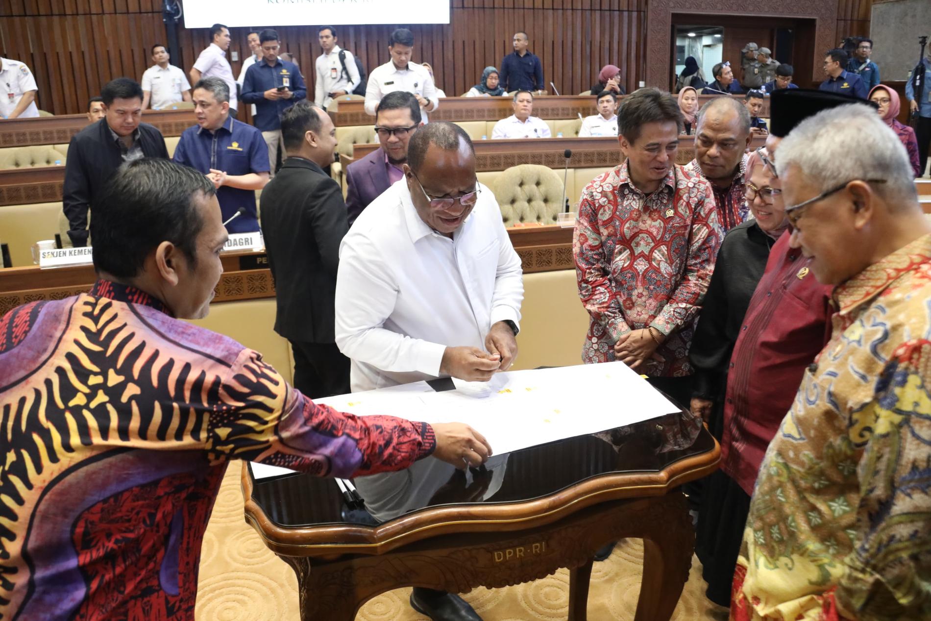 DPR RI dan Pemerintah Sepakat 27 RUU tentang Kabupaten/Kota Dibawa ke Sidang Paripurna