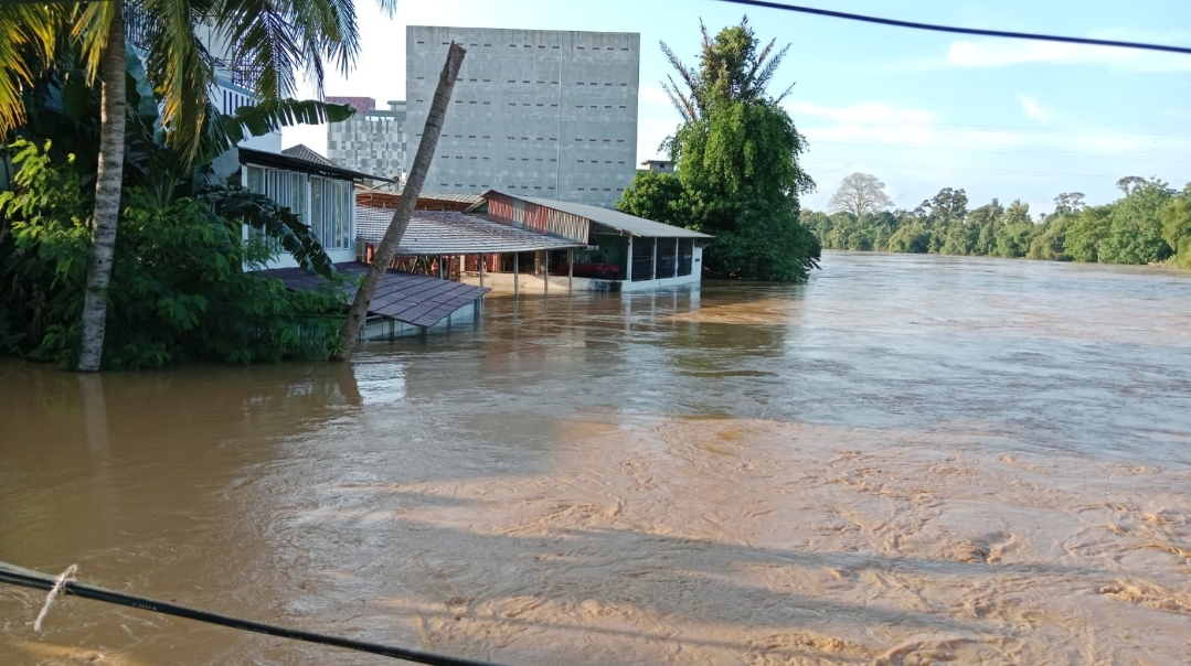 Mobil Travel Hanyut Terseret Banjir di OKU Sumsel, 2 Penumpang Selamat, 2 Tewas dan 3 Hilang