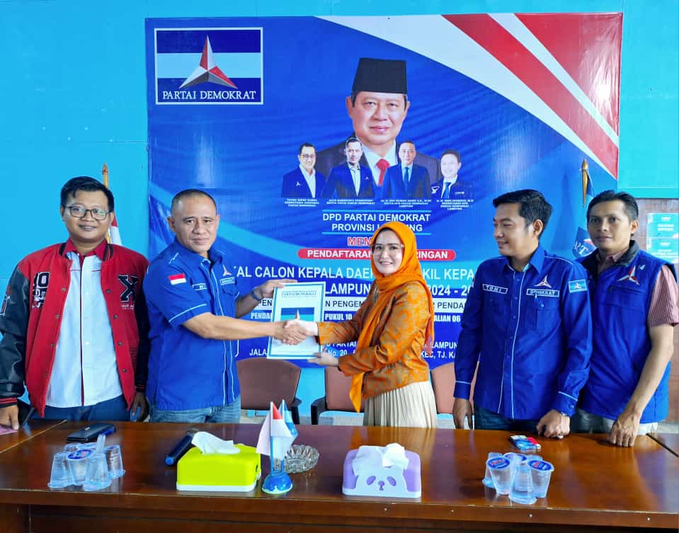 Isteri Bupati Pesawaran Daftar Bacabup via DPD Demokrat Lampung