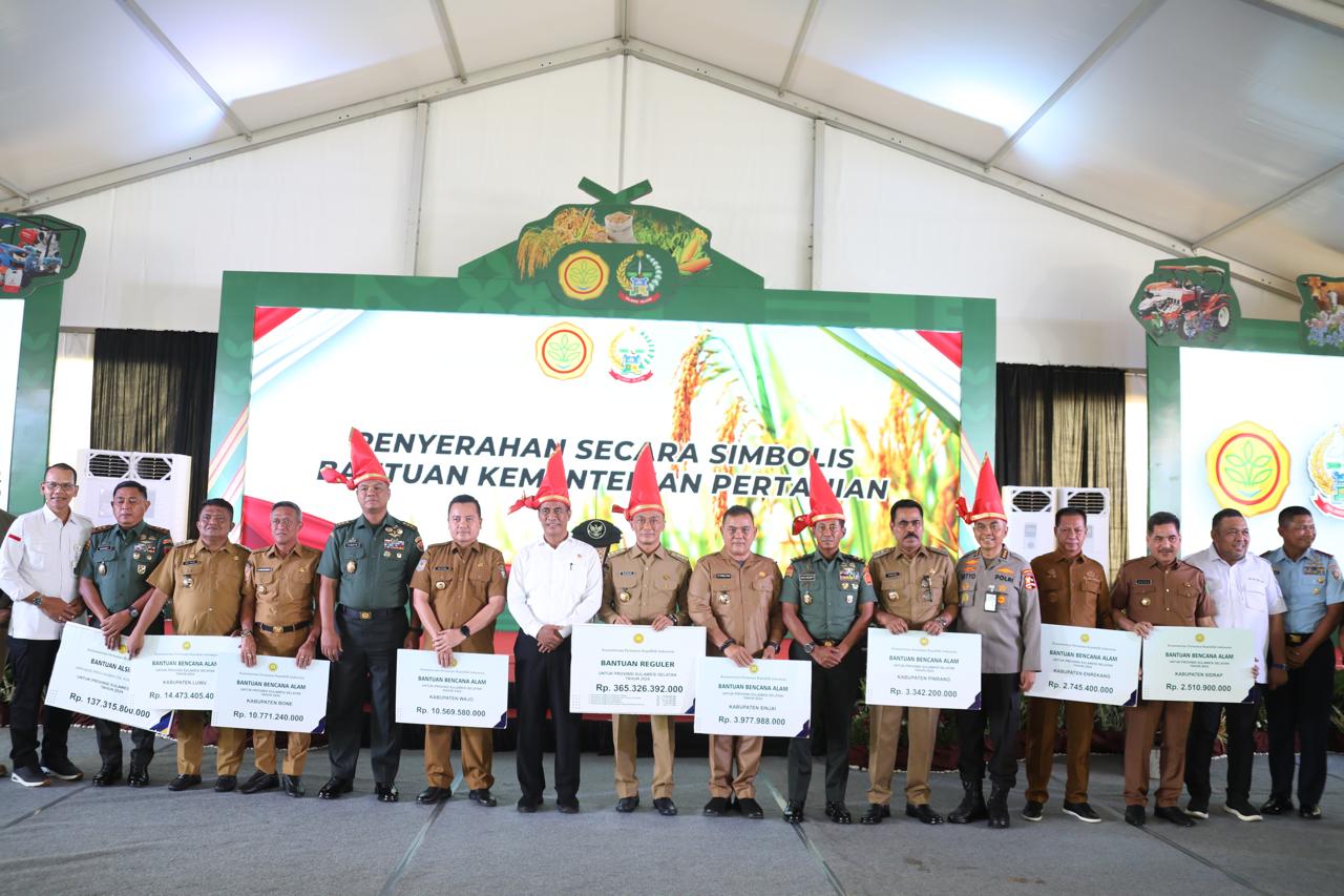 Mentan Serahkan Bantuan Pertanian Senilai Rp 410 Miliar untuk Bencana di Sulsel