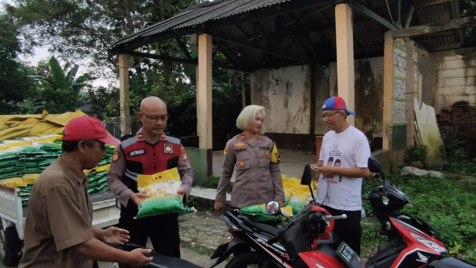 Polsek Tajurhalang Berikan Bantuan 50 Paket Sembako Kepada Masyarakat