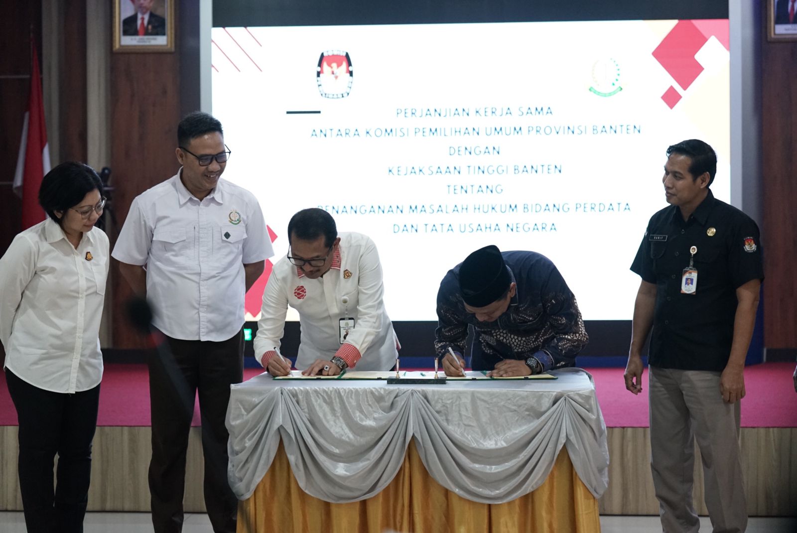 Kejati Banten & KPU Provinsi Banten Teken Perjanjian Kerja Sama Hukum Bidang Perdata dan Tata Usaha Negara 
