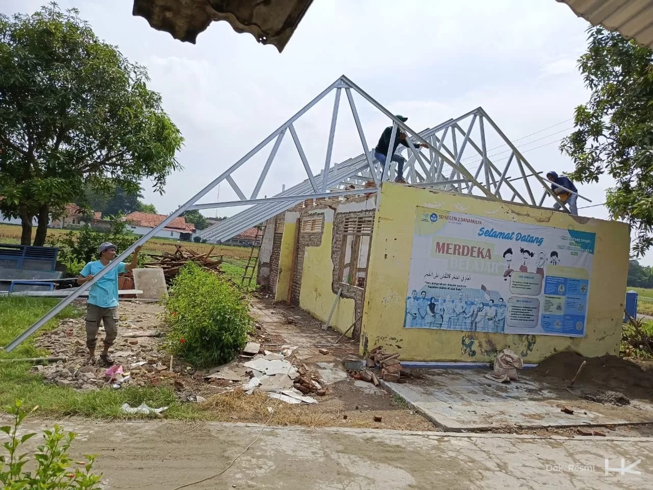 Peduli Pendidikan dan Sosial, Hutama Karya Berikan Bantuan Renovasi Sekolah dan Pengaspalan Jalan Senilai Rp250 Juta