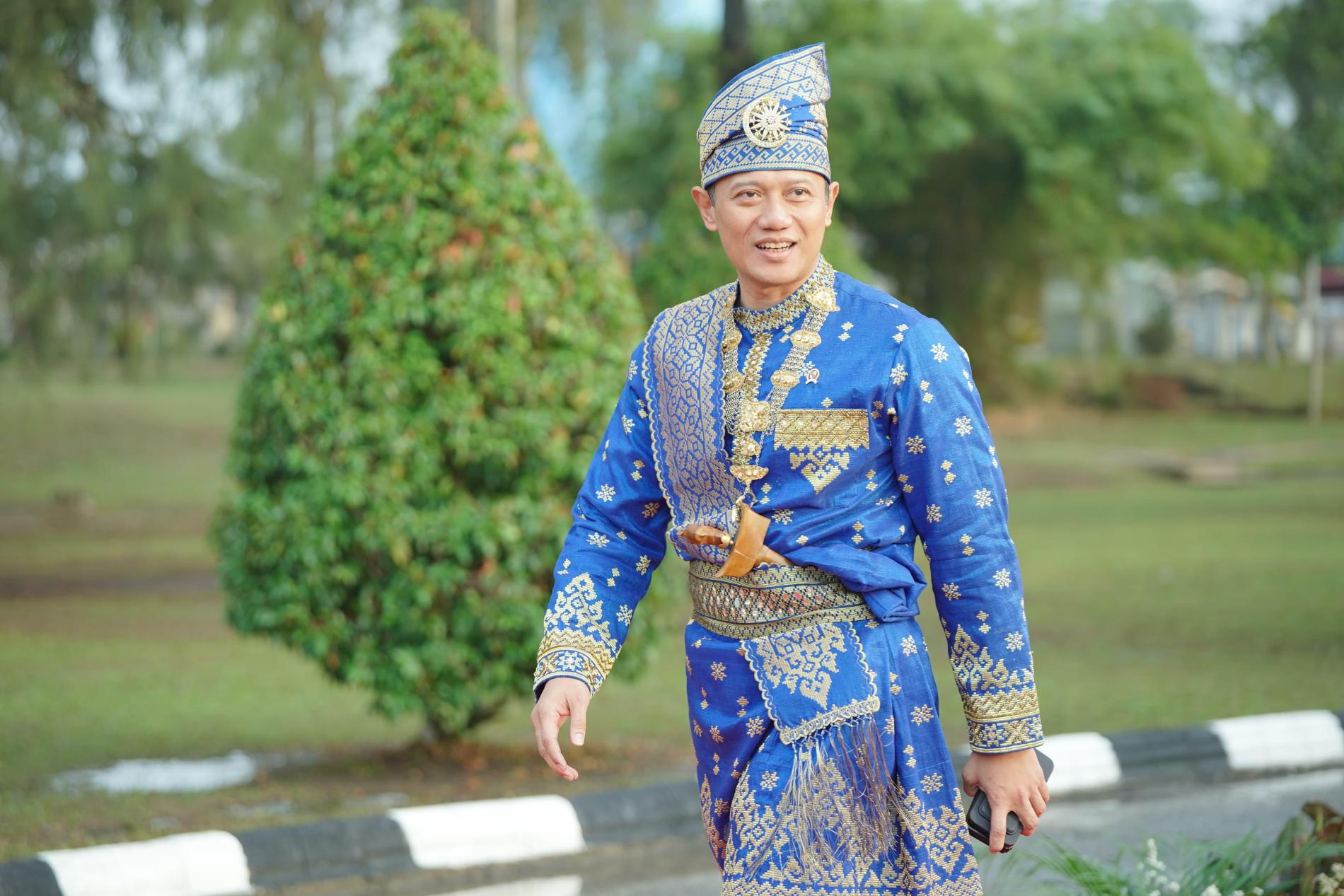 Kenakan Adat Melayu Pekanbaru, Menteri AHY Hadiri Upacara Hari Lahir Pancasila