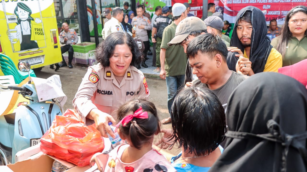 Polwan Jakarta Timur Berbagi Makanan Gratis Pada Warga Kampung Gembrong