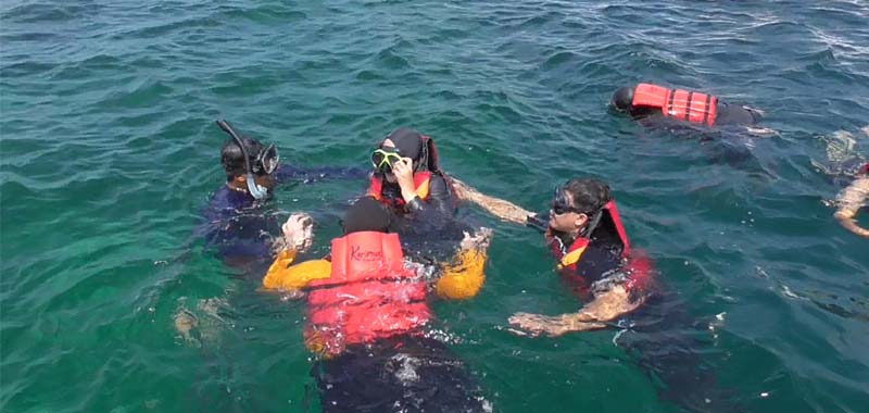 Trip Karimunjawa! Keseruan Melihat Habitat Ikan Nemo di Terumbu Karang Bawah Laut Jawa