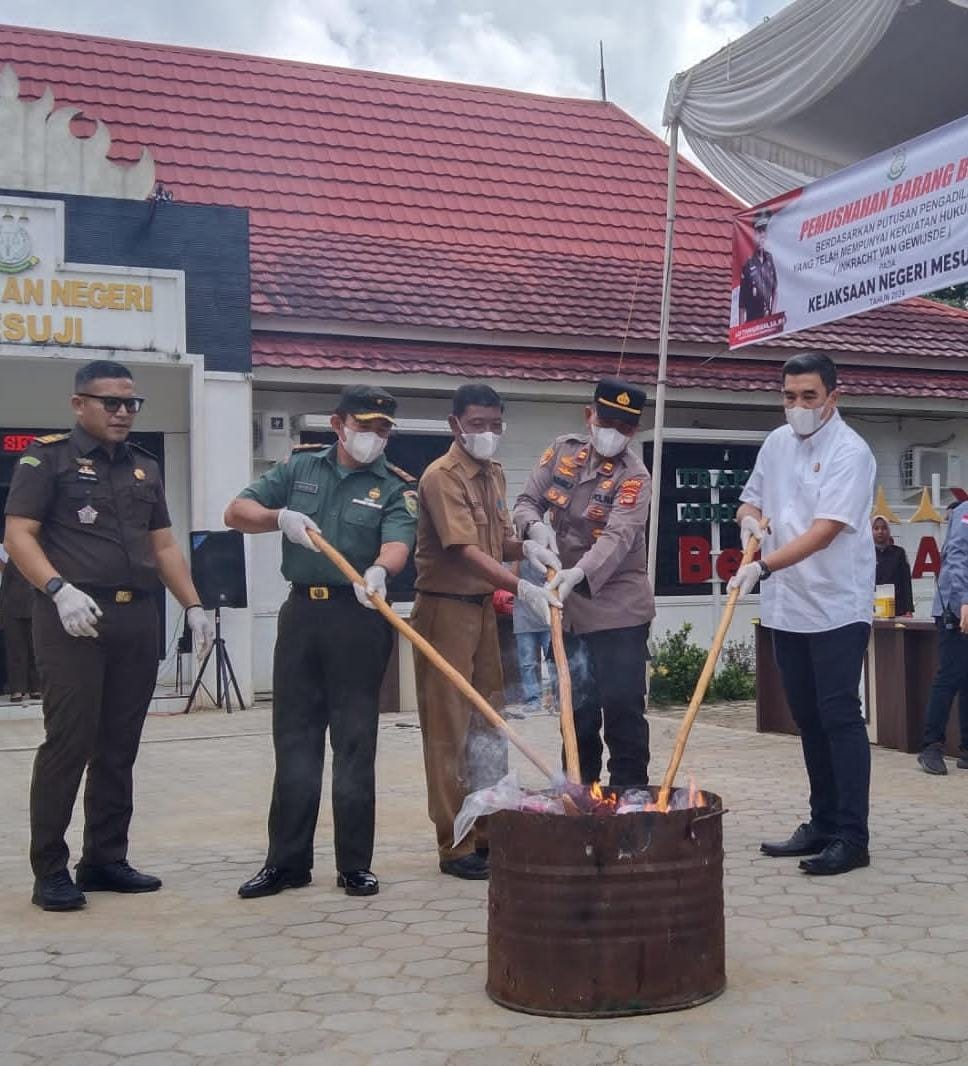 Kejari Mesuji Musnahkan Barang Bukti Berkekuatan Tetap