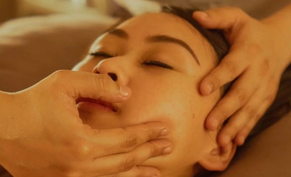 Tingkatkan Rutinitas Perawatan Kulit dengan Pemijatan Wajah yang Mewah
