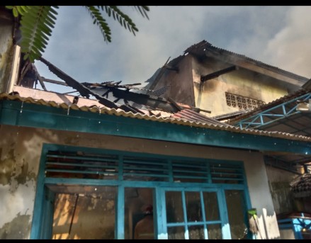 Lampu PLN Padam, Lilin Bakar Rumah di Wayhalim dan Langkapura