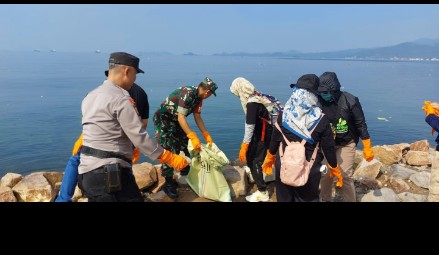 Koramil TBS dan Pencinta Lingkungan Bersih-Bersih Pantai Kunyit