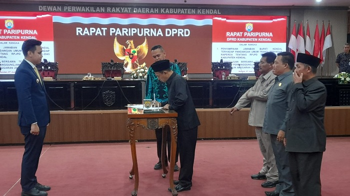 Bupati Dico Sampaikan Jawaban atas Pandangan Umum Fraksi-Fraksi Terkait RPJPD