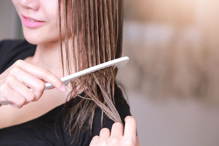 Bahaya! Ternyata Menyisir saat Rambut Basah Tidak Dianjurkan