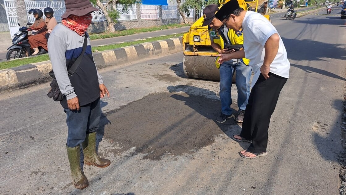 Pastikan Arus Mudik Lancar, Wahdi Tinjau Langsung Pekerjaan Pemeliharaan Jalan