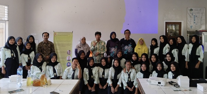 Tim  FTP USM Latih Siswa SMKN 6 Kendal Cara Membuat Teh Kombucha