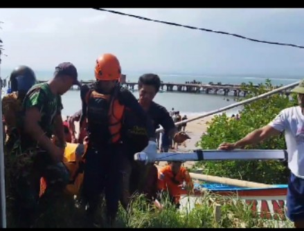 Pemancing Ikan Tewas Tergelincir di Dermaga Bengkunat, Pesibar