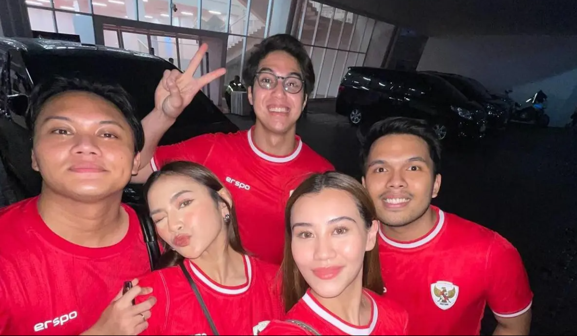 Intip Serunya Gaya Seleb Nonton Timnas vs Filipina di GBK, Ada Mahalini Hingga Fuji