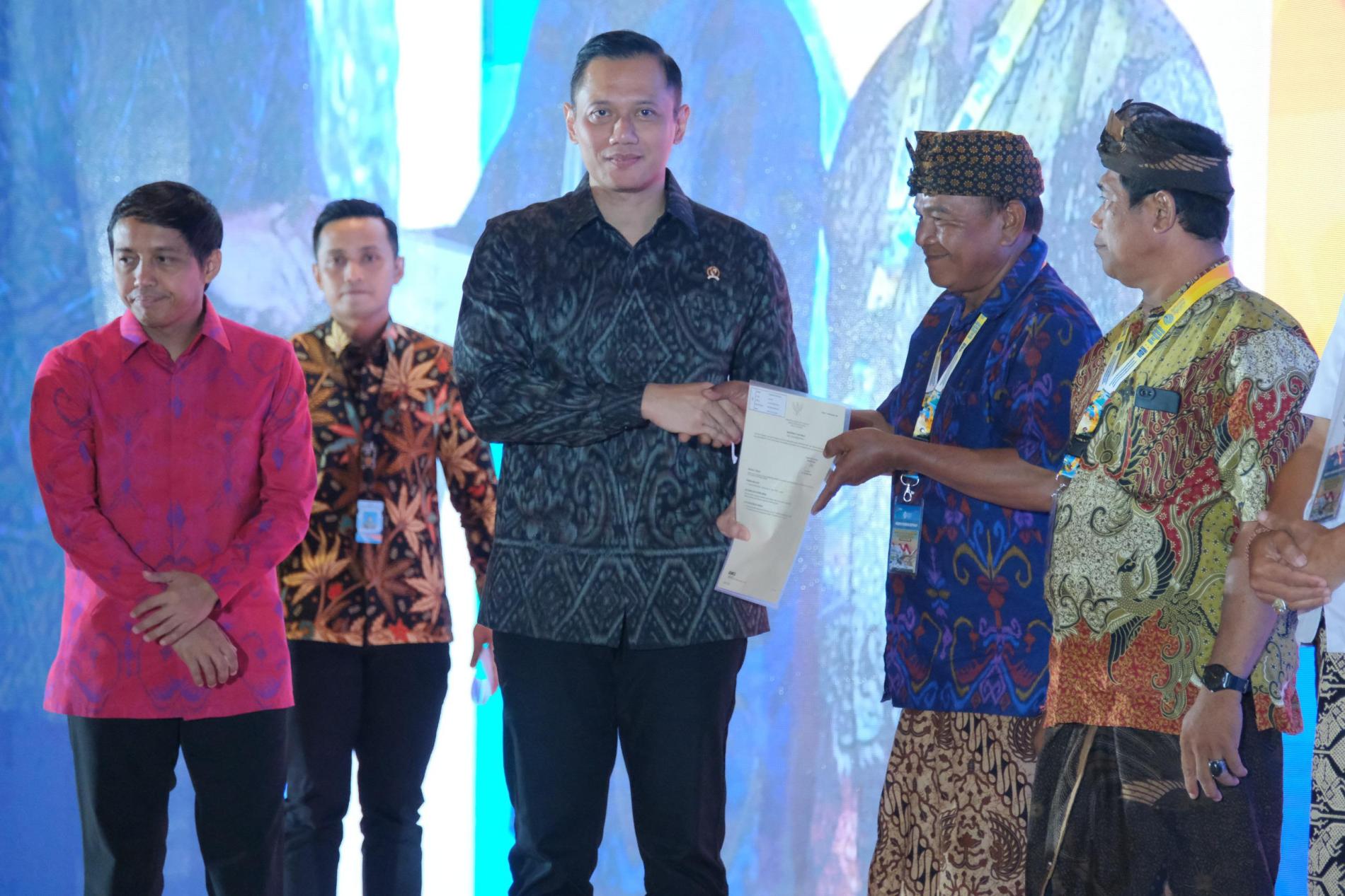 AHY Serahkan Sertipikat Tanah Elektronik ke Masyarakat Eks Pengungsi Timor-Timur 
