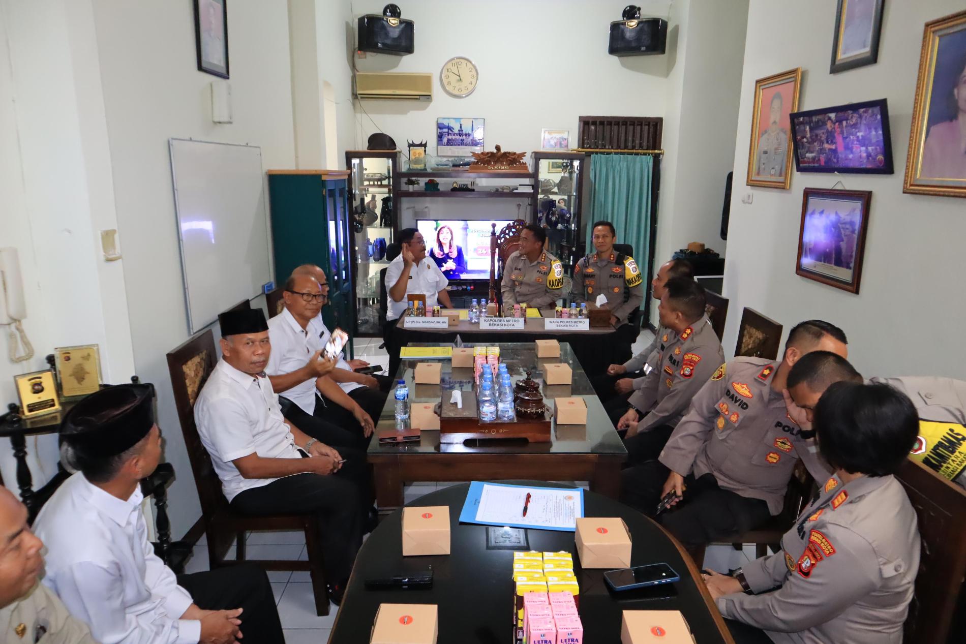 Polres Bekasi Kunjungi Purnawirawan dan Bagi-bagi Sembako