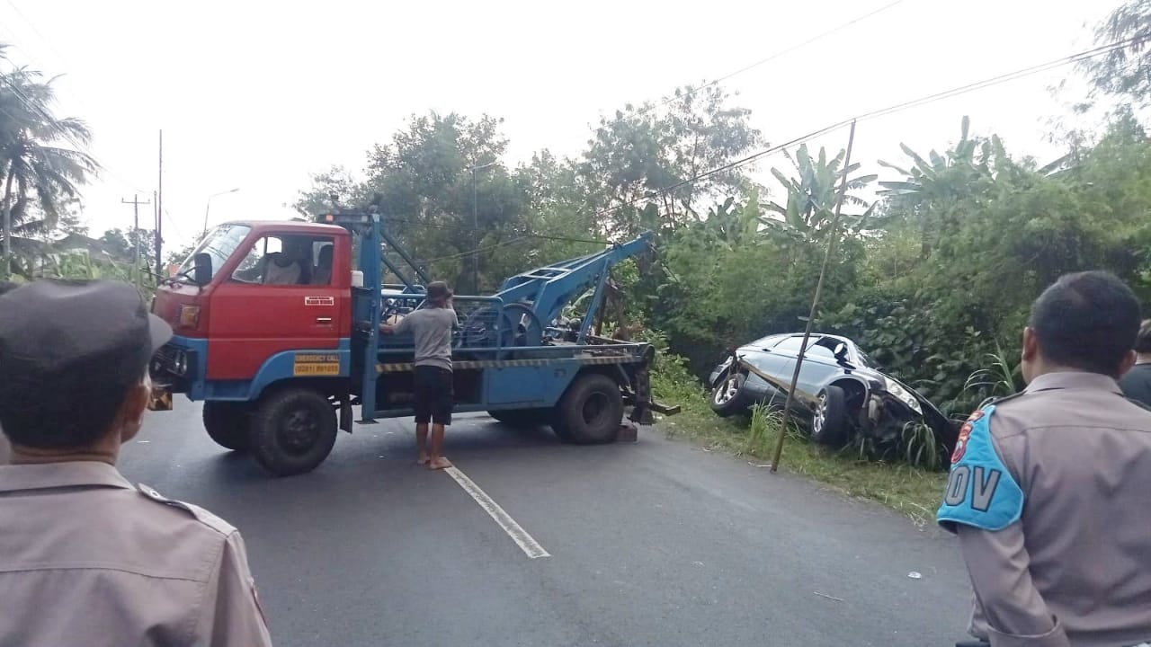 Gegara Belalang, Mobil Masuk Sungai di Kutasari Purbalingga 