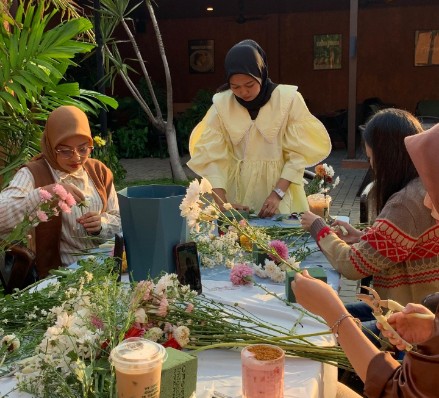 Ketimbang Nongkrong Terus di Coffee, Asah Kreativitas Bersama Qomi Florist